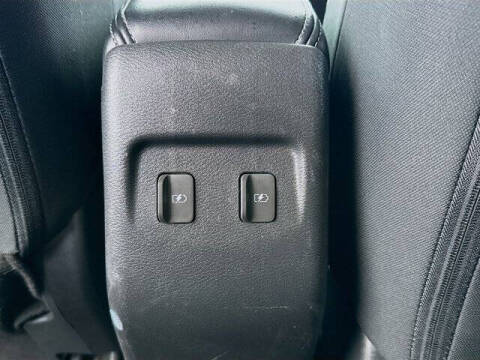 2022 Nissan Kicks SR