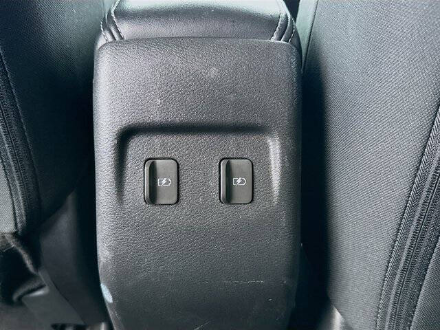2022 Nissan Kicks SR