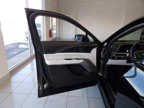 2024 Cadillac LYRIQ Luxury 2