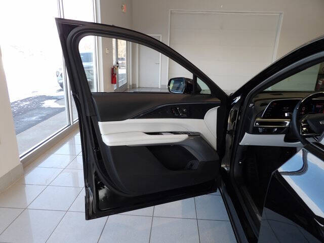 2024 Cadillac LYRIQ Luxury 2