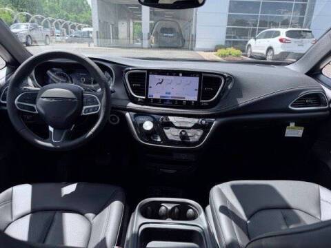 2027 Chrysler Pacifica Select