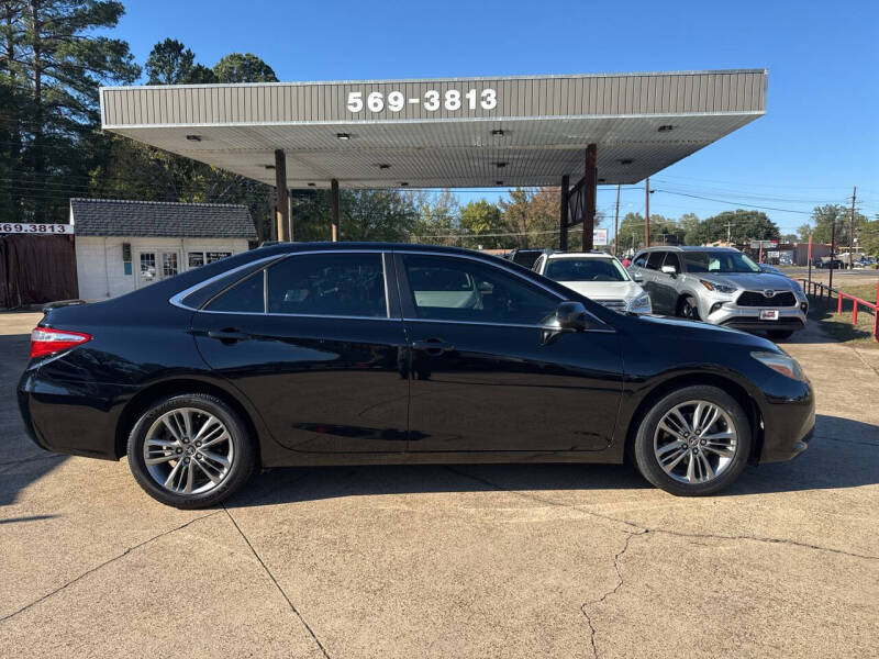 2015 Toyota Camry SE's photo