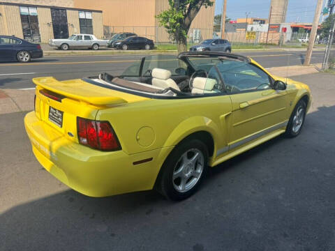 2003 Ford Mustang Deluxe