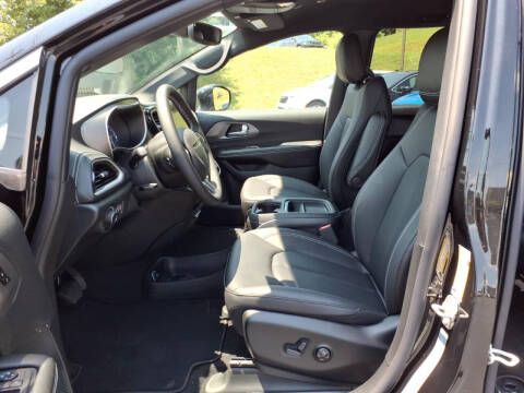 2027 Chrysler Pacifica Select