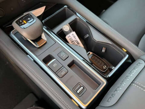 2025 Nissan Pathfinder SL