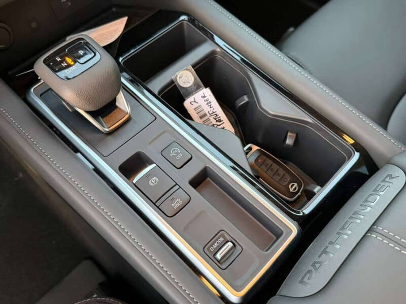 2025 Nissan Pathfinder SL