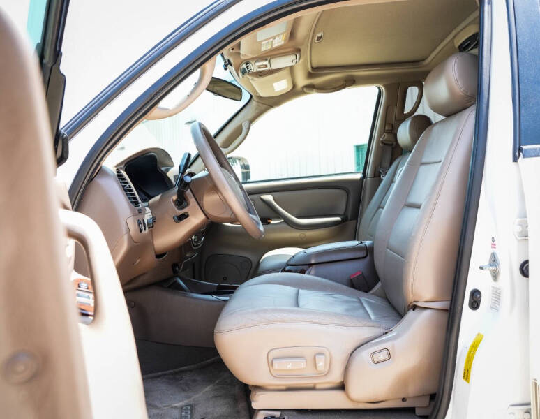 2004 Toyota Sequoia SR5