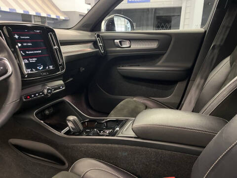 2022 Volvo XC40 T5 R-Design