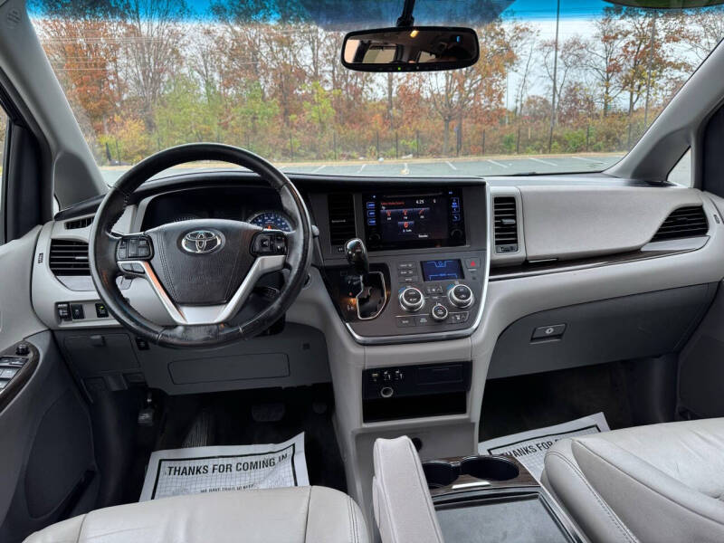 2016 Toyota Sienna XLE photo 20