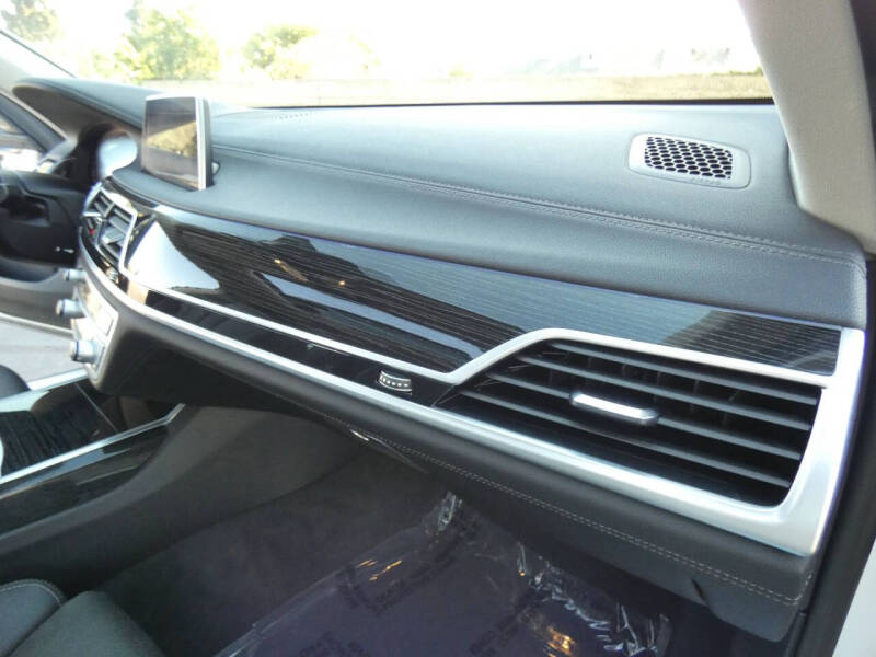 2022 BMW 7 Series 745e xDrive