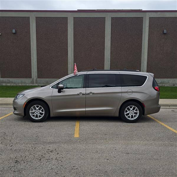 brown 2017 Chrysler Pacifica Touring Touring 4dr Mini-Van 2