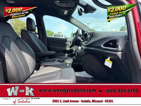 2027 Chrysler Pacifica Select