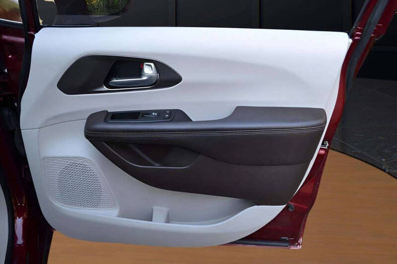 2017 Chrysler Pacifica Touring-L