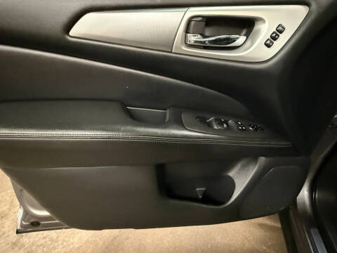 2017 Nissan Pathfinder SL