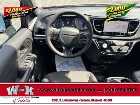 2027 Chrysler Pacifica Select