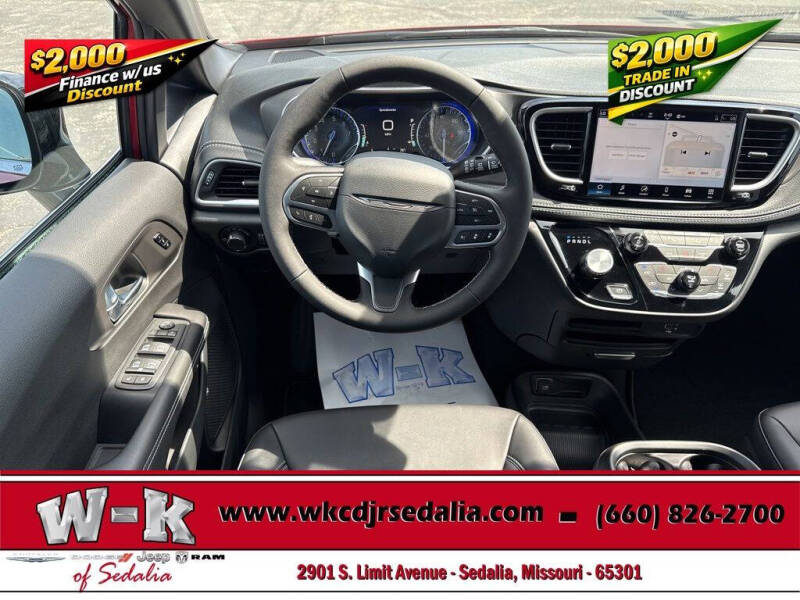 2027 Chrysler Pacifica Select