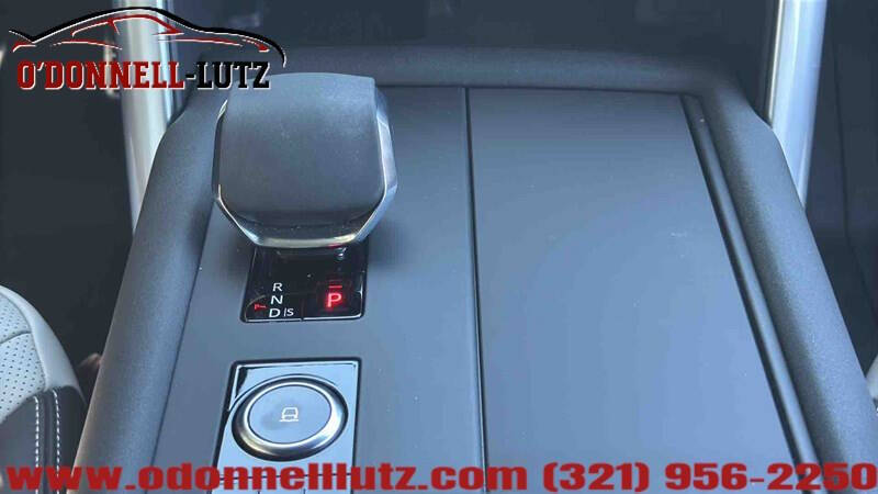 2024 Land Rover Discovery P300 Dynamic SE
