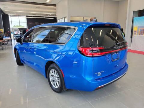 2027 Chrysler Pacifica Select