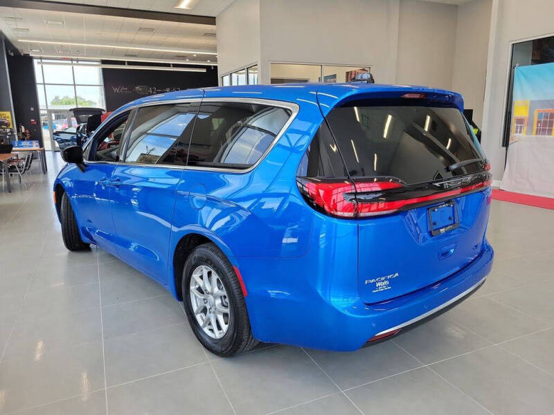 2027 Chrysler Pacifica Select