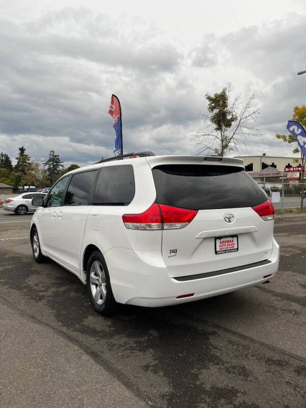 2014 Toyota Sienna LE 8-Passenger