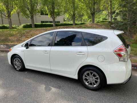 2015 Toyota Prius v Five