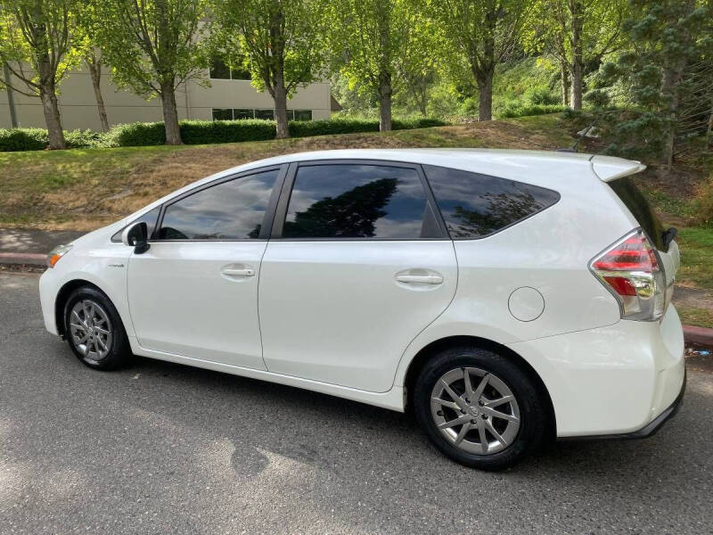 2015 Toyota Prius v Five