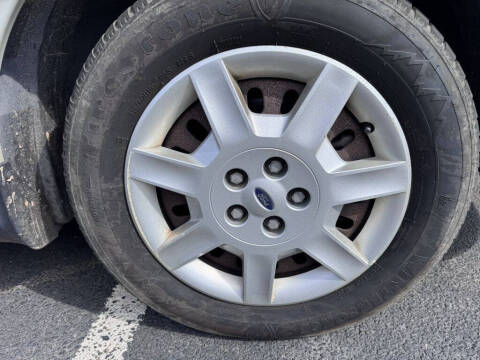 2006 Ford Taurus SE