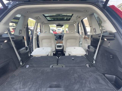 2022 Volvo XC90 T6 Momentum 6-Passenger