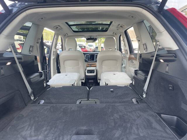 2022 Volvo XC90 T6 Momentum 6-Passenger