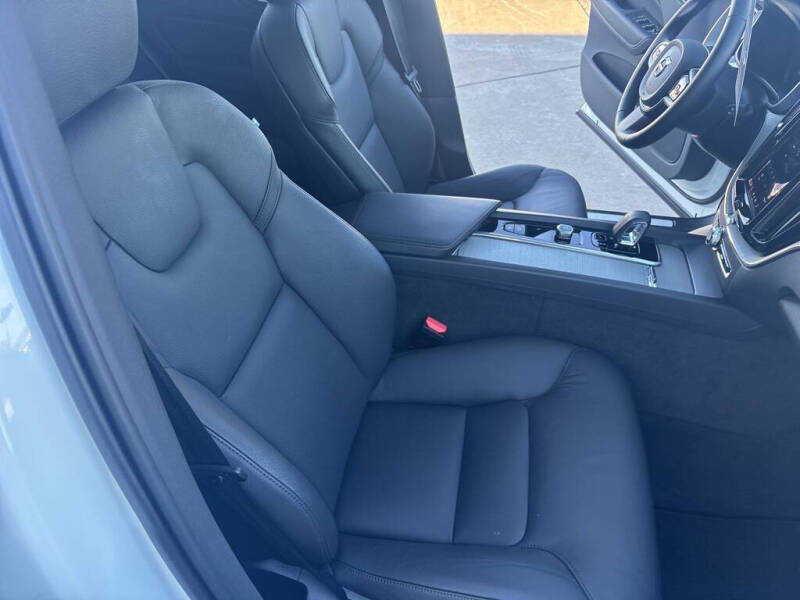 2025 Volvo XC60 B5 Plus Dark Theme