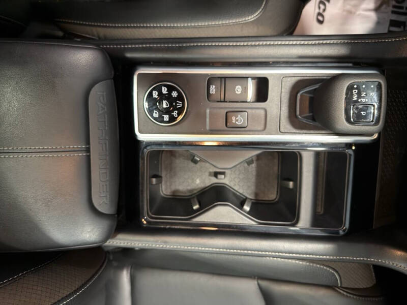 2024 Nissan Pathfinder SL