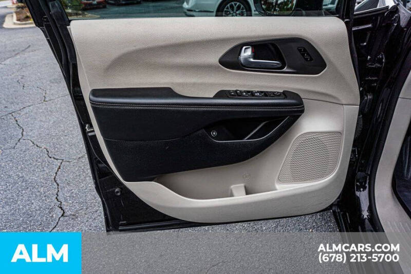 2024 Chrysler Pacifica Plug-In Hybrid Select