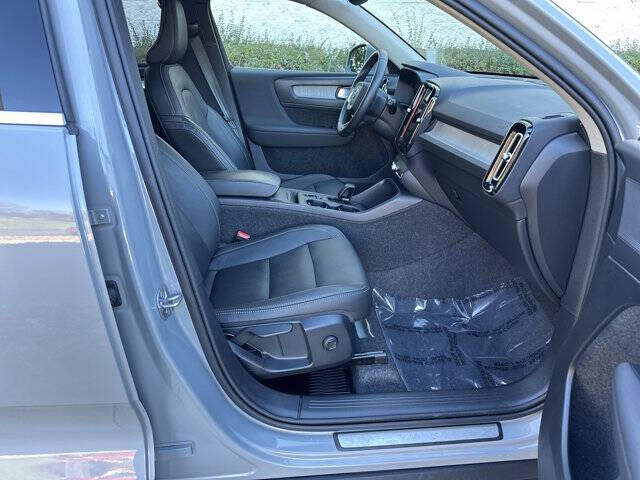 2025 Volvo XC40 B5 Core Bright Theme