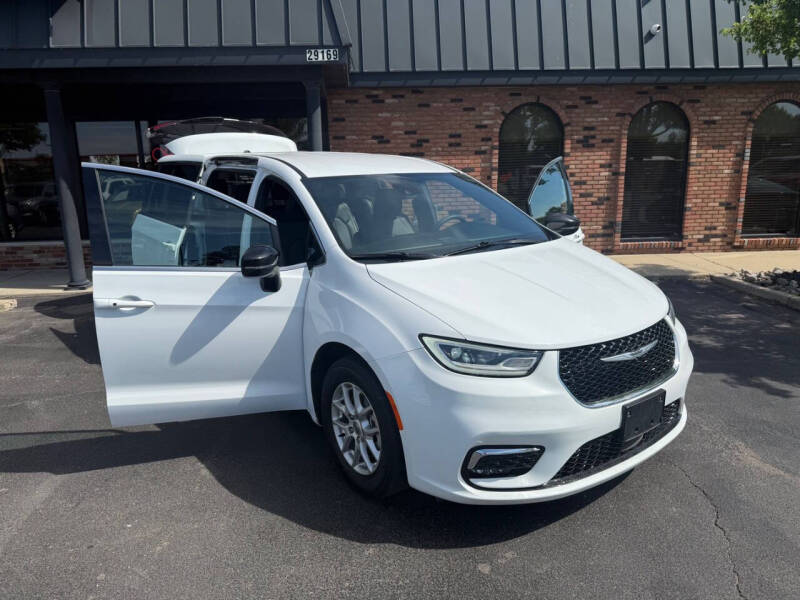 2025 Chrysler Pacifica Select