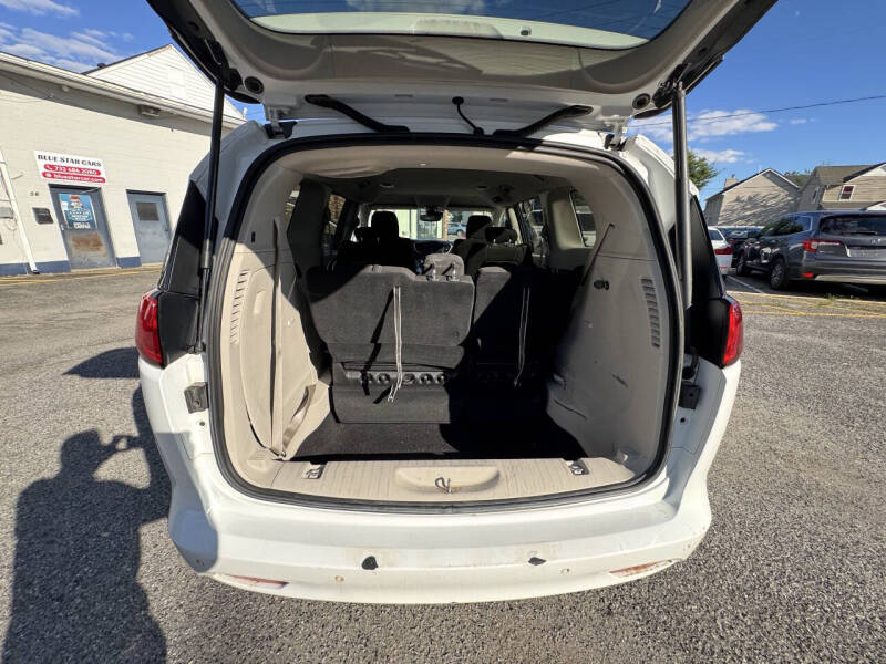 2022 Chrysler Voyager LX