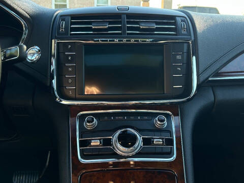 2017 Lincoln Continental Select