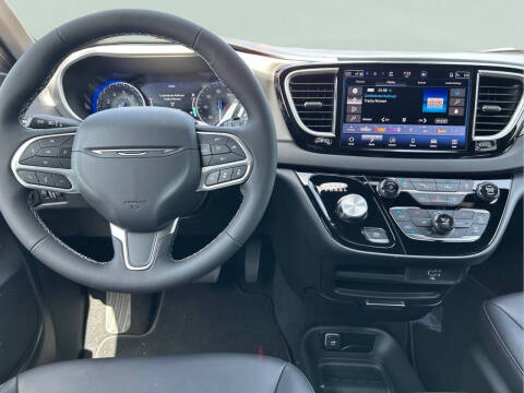 2027 Chrysler Pacifica LX