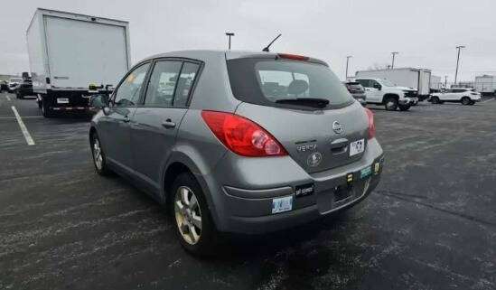 2009 Nissan Versa S photo 2