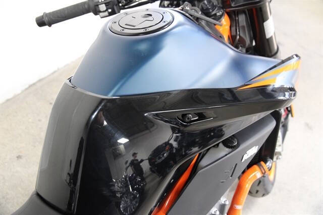 2023 KTM 890 Duke R