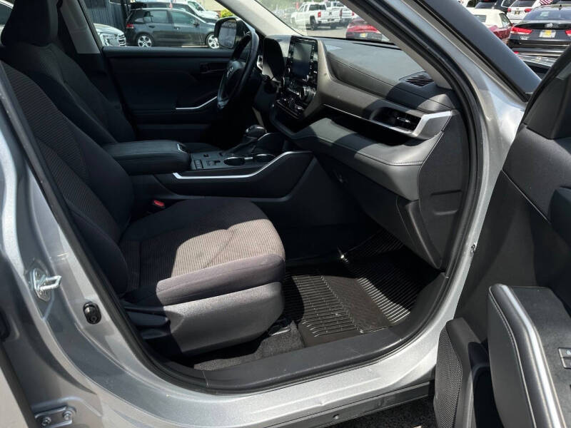 2022 Toyota Highlander LE