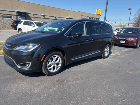 2018 Chrysler Pacifica for sale at McCully's Automotive - Trucks & SUV's in Benton KY