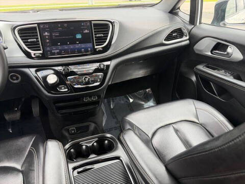 2024 Chrysler Pacifica Plug-In Hybrid Select