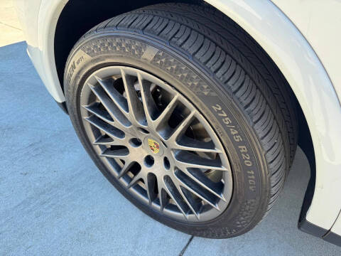 2017 Porsche Cayenne Platinum Edition