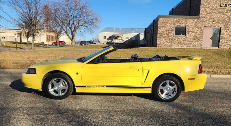 2003 Ford Mustang Deluxe photo 3