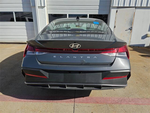 2025 Hyundai Elantra SE