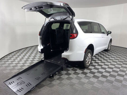 2024 Chrysler Pacifica Touring