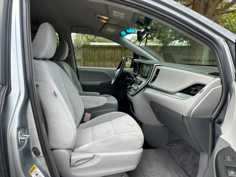 2015 Toyota Sienna LE Mobility 7-Passenger