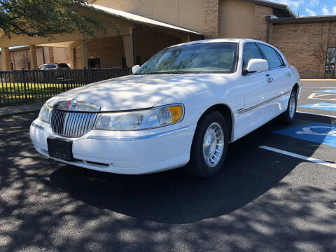 2001 Lincoln Town Car for sale at MYERS AUTO GROUP in Sulphur Springs TX