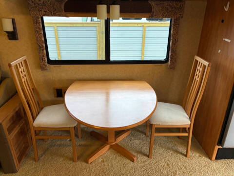 2008 Winnebago Adventurer