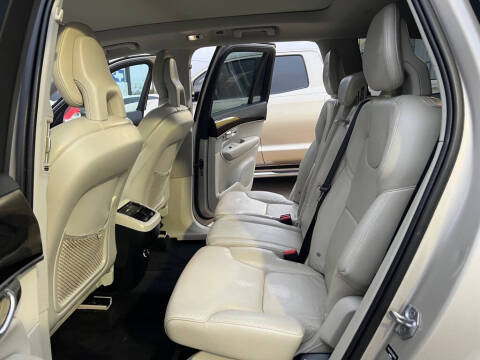 2016 Volvo XC90 T6 Momentum